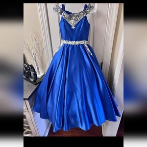 Royal blue girls pageant gown. No tag. Size 12. Corset back.